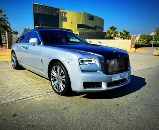 Vooraanzicht van een huurauto Rolls-Royce Ghost in Dubai, Verenigde Arabische Emiraten ✓ Auto #5655. ✓ Transmissie Automatisch TM ✓ 0 beoordelingen.