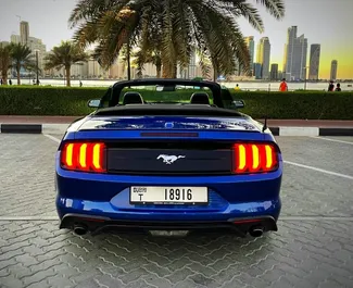 Benzine motor van 2,3L van Ford Mustang Cabrio 2022 te huur in Dubai.