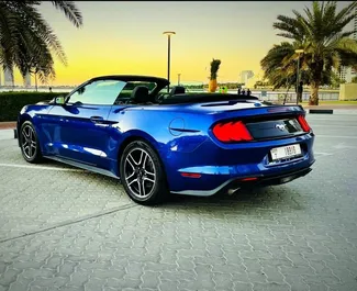 Ford Mustang Cabrio 2022 beschikbaar voor verhuur in Dubai, met een kilometerlimiet van onbeperkt.