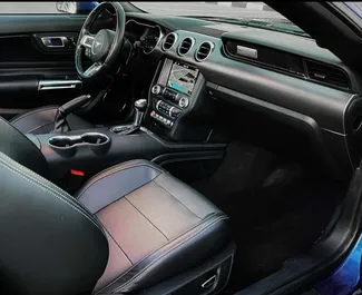 Interieur van Ford Mustang Cabrio te huur in de VAE. Een geweldige auto met 4 zitplaatsen en een Automatisch transmissie.