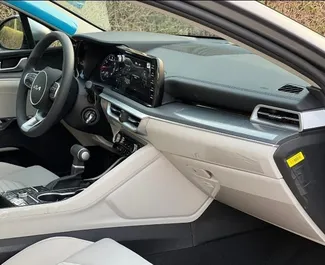 Interieur van Kia K5 te huur in de VAE. Een geweldige auto met 5 zitplaatsen en een Automatisch transmissie.