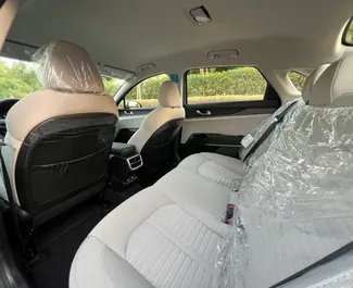 Interieur van Kia K5 te huur in de VAE. Een geweldige auto met 5 zitplaatsen en een Automatisch transmissie.