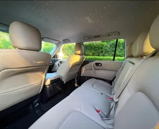 Interieur van Nissan Patrol te huur in de VAE. Een geweldige auto met 7 zitplaatsen en een Automatisch transmissie.