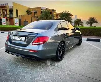 Verhuur Mercedes-Benz E300. Premium Auto te huur in de VAE ✓ Borg van Borg van 3000 AED ✓ Verzekeringsmogelijkheden TPL.