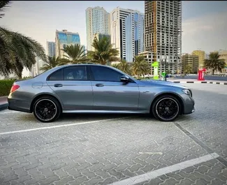 Interieur van Mercedes-Benz E300 te huur in de VAE. Een geweldige auto met 5 zitplaatsen en een Automatisch transmissie.