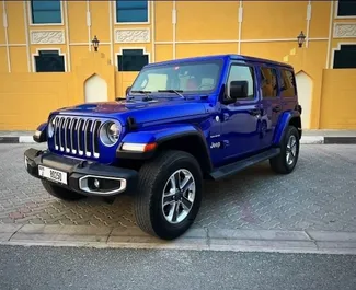 Vooraanzicht van een huurauto Jeep Wrangler Sahara in Dubai, Verenigde Arabische Emiraten ✓ Auto #5648. ✓ Transmissie Automatisch TM ✓ 0 beoordelingen.