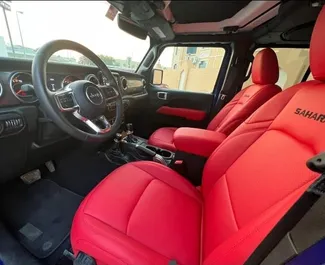 Interieur van Jeep Wrangler Sahara te huur in de VAE. Een geweldige auto met 5 zitplaatsen en een Automatisch transmissie.