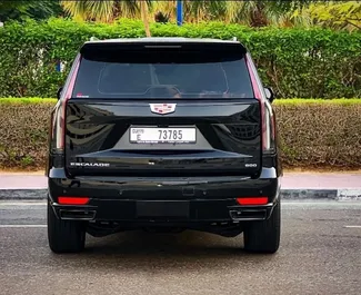 Benzine motor van L van Cadillac Escalade 2023 te huur in Dubai.