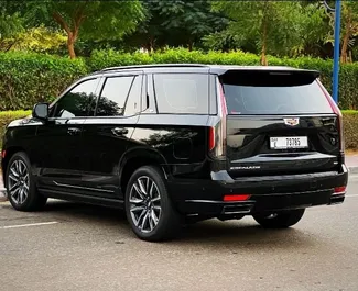 Interieur van Cadillac Escalade te huur in de VAE. Een geweldige auto met 7 zitplaatsen en een Automatisch transmissie.