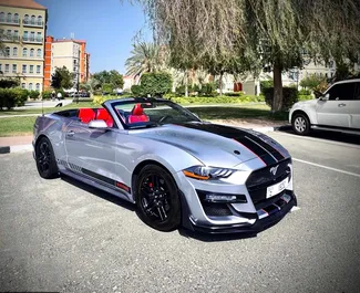 Vooraanzicht van een huurauto Ford Mustang Cabrio in Dubai, Verenigde Arabische Emiraten ✓ Auto #5738. ✓ Transmissie Automatisch TM ✓ 0 beoordelingen.