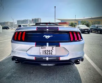 Interieur van Ford Mustang Cabrio te huur in de VAE. Een geweldige auto met 4 zitplaatsen en een Automatisch transmissie.