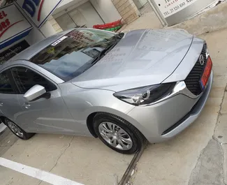 Vooraanzicht van een huurauto Mazda 2 in Limassol, Cyprus ✓ Auto #5593. ✓ Transmissie Automatisch TM ✓ 0 beoordelingen.