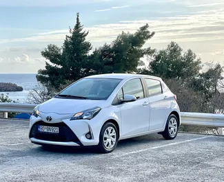 Vooraanzicht van een huurauto Toyota Yaris in Budva, Montenegro ✓ Auto #6278. ✓ Transmissie Automatisch TM ✓ 1 beoordelingen.