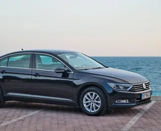 Vooraanzicht van een huurauto Volkswagen Passat in Budva, Montenegro ✓ Auto #5907. ✓ Transmissie Automatisch TM ✓ 1 beoordelingen.