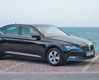 Vooraanzicht van een huurauto Skoda Superb in Budva, Montenegro ✓ Auto #5906. ✓ Transmissie Automatisch TM ✓ 0 beoordelingen.