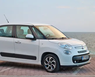 Vooraanzicht van een huurauto Fiat 500l in Budva, Montenegro ✓ Auto #5908. ✓ Transmissie Handmatig TM ✓ 1 beoordelingen.