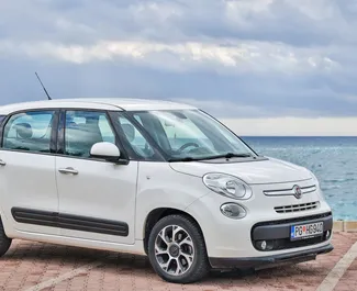 Vooraanzicht van een huurauto Fiat 500l in Budva, Montenegro ✓ Auto #5887. ✓ Transmissie Handmatig TM ✓ 1 beoordelingen.