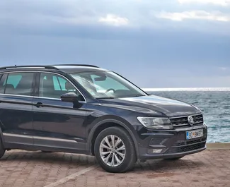 Vooraanzicht van een huurauto Volkswagen Tiguan in Budva, Montenegro ✓ Auto #5888. ✓ Transmissie Automatisch TM ✓ 5 beoordelingen.