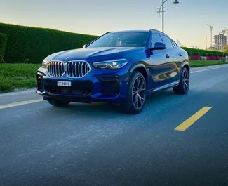 Vooraanzicht van een huurauto BMW X6 in Dubai, Verenigde Arabische Emiraten ✓ Auto #5984. ✓ Transmissie Automatisch TM ✓ 0 beoordelingen.