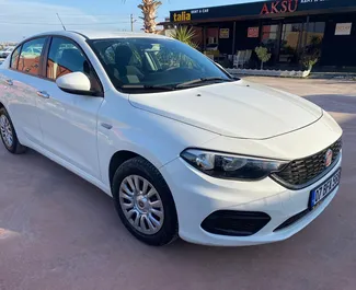 Vooraanzicht van een huurauto Fiat Egea op de luchthaven van Antalya, Turkije ✓ Auto #5839. ✓ Transmissie Handmatig TM ✓ 1 beoordelingen.