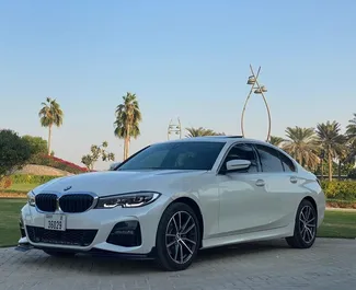 Vooraanzicht van een huurauto BMW 330i in Dubai, Verenigde Arabische Emiraten ✓ Auto #5980. ✓ Transmissie Automatisch TM ✓ 0 beoordelingen.