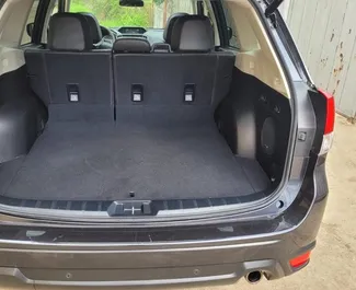 Interieur van Subaru Forester Limited te huur in Georgië. Een geweldige auto met 5 zitplaatsen en een Automatisch transmissie.