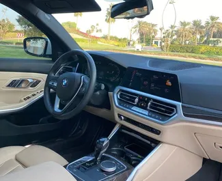 Verhuur BMW 330i. Comfort, Premium Auto te huur in de VAE ✓ Borg van Borg van 2000 AED ✓ Verzekeringsmogelijkheden TPL, CDW.