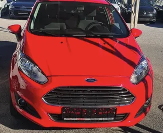 Vooraanzicht van een huurauto Ford Fiesta op de luchthaven van Thessaloniki, Griekenland ✓ Auto #3843. ✓ Transmissie Automatisch TM ✓ 0 beoordelingen.