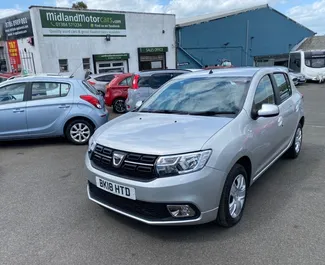 Vooraanzicht van een huurauto Dacia Sandero op luchthaven Burgas, Bulgarije ✓ Auto #3632. ✓ Transmissie Automatisch TM ✓ 0 beoordelingen.