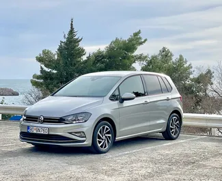 Vooraanzicht van een huurauto Volkswagen Golf Sportsvan in Budva, Montenegro ✓ Auto #6279. ✓ Transmissie Automatisch TM ✓ 1 beoordelingen.