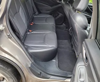 Interieur van Subaru Forester Limited te huur in Georgië. Een geweldige auto met 5 zitplaatsen en een Automatisch transmissie.