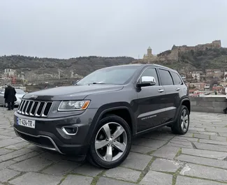 Vooraanzicht van een huurauto Jeep Grand Cherokee in Tbilisi, Georgië ✓ Auto #5504. ✓ Transmissie Automatisch TM ✓ 3 beoordelingen.