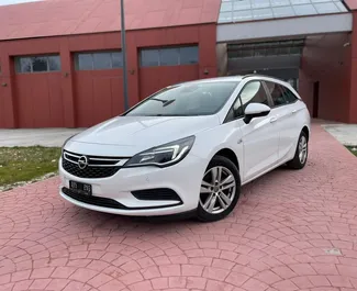 Vooraanzicht van een huurauto Opel Astra Sports Tourer in Becici, Montenegro ✓ Auto #5951. ✓ Transmissie Handmatig TM ✓ 1 beoordelingen.