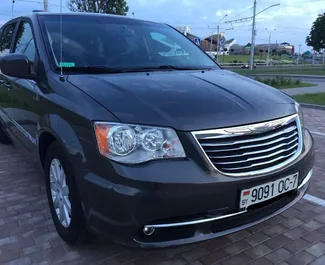 Vooraanzicht van een huurauto Chrysler Town & Country in Minsk, Wit-Rusland ✓ Auto #5836. ✓ Transmissie Automatisch TM ✓ 0 beoordelingen.