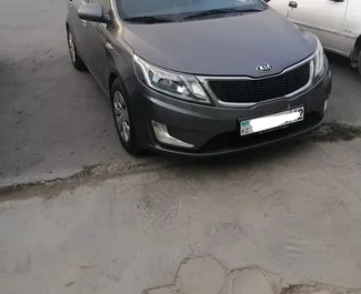 Vooraanzicht van een huurauto Kia Rio in Aktau, Kazachstan ✓ Auto #6269. ✓ Transmissie Automatisch TM ✓ 0 beoordelingen.