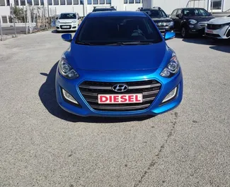 Vooraanzicht van een huurauto Hyundai i30 op de luchthaven van Thessaloniki, Griekenland ✓ Auto #6018. ✓ Transmissie Automatisch TM ✓ 0 beoordelingen.