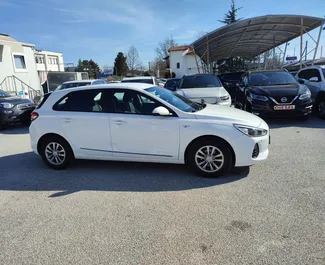 Vooraanzicht van een huurauto Hyundai i30 op de luchthaven van Thessaloniki, Griekenland ✓ Auto #6034. ✓ Transmissie Handmatig TM ✓ 0 beoordelingen.