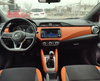 Interieur van Nissan Micra te huur in Griekenland. Een geweldige auto met 5 zitplaatsen en een Handmatig transmissie.