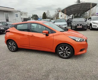 Vooraanzicht van een huurauto Nissan Micra op de luchthaven van Thessaloniki, Griekenland ✓ Auto #6013. ✓ Transmissie Handmatig TM ✓ 0 beoordelingen.