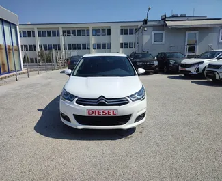 Vooraanzicht van een huurauto Citroen C4 op de luchthaven van Thessaloniki, Griekenland ✓ Auto #1716. ✓ Transmissie Automatisch TM ✓ 0 beoordelingen.