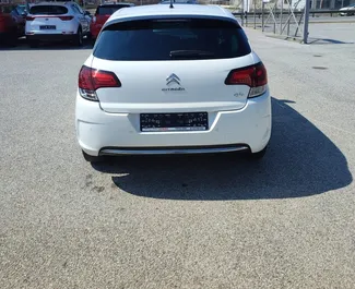 Diesel motor van 1,6L van Citroen C4 2017 te huur op de luchthaven van Thessaloniki.