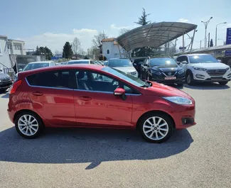 Interieur van Ford Fiesta te huur in Griekenland. Een geweldige auto met 5 zitplaatsen en een Handmatig transmissie.