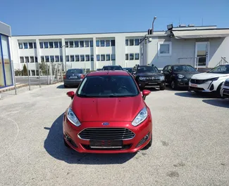 Vooraanzicht van een huurauto Ford Fiesta op de luchthaven van Thessaloniki, Griekenland ✓ Auto #6173. ✓ Transmissie Handmatig TM ✓ 0 beoordelingen.