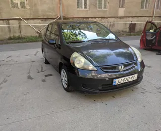 Vooraanzicht van een huurauto Honda Fit in Tbilisi, Georgië ✓ Auto #5867. ✓ Transmissie Automatisch TM ✓ 0 beoordelingen.