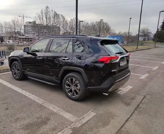 Interieur van Toyota Rav4 te huur in Georgië. Een geweldige auto met 5 zitplaatsen en een Automatisch transmissie.