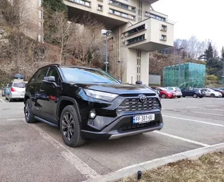 Vooraanzicht van een huurauto Toyota Rav4 in Tbilisi, Georgië ✓ Auto #5852. ✓ Transmissie Automatisch TM ✓ 0 beoordelingen.