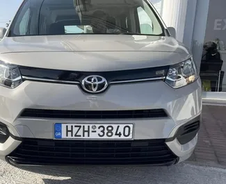 Vooraanzicht van een huurauto Toyota Proace City Verso op Kreta, Griekenland ✓ Auto #1260. ✓ Transmissie Handmatig TM ✓ 0 beoordelingen.