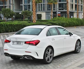 Benzine motor van 2,2L van Mercedes-Benz A-Class 2021 te huur in Dubai.