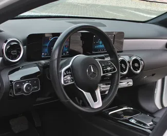 Interieur van Mercedes-Benz A-Class te huur in de VAE. Een geweldige auto met 5 zitplaatsen en een Automatisch transmissie.