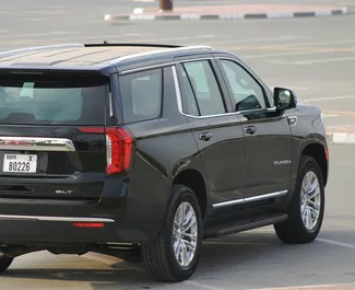 Benzine motor van 5,7L van GMC Yukon 2022 te huur in Dubai.